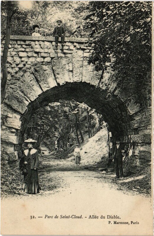 Carte postale ancienne Parc de Saint Cloud Allee du Diable à Saint-Cloud