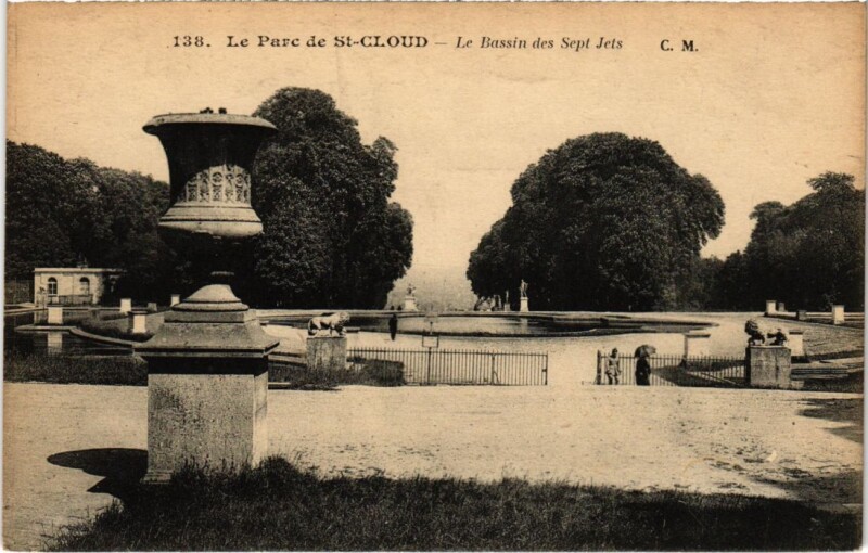 Carte postale ancienne Parc de Saint Cloud Le Bassin de Sept Jets à Saint-Cloud