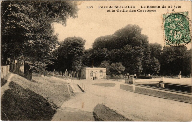 Carte postale ancienne Saint Cloud Le Bassin de 24 Jets à Saint-Cloud