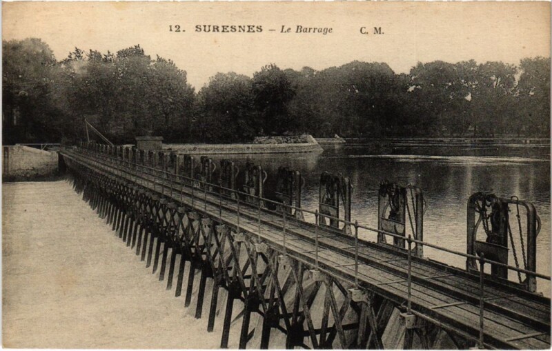 Carte postale ancienne Suresnes Le Barrage à Suresnes
