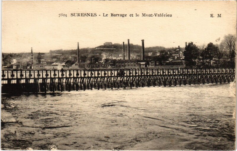 Carte postale ancienne Suresnes Le Barrage et le Mont Valerien à Suresnes