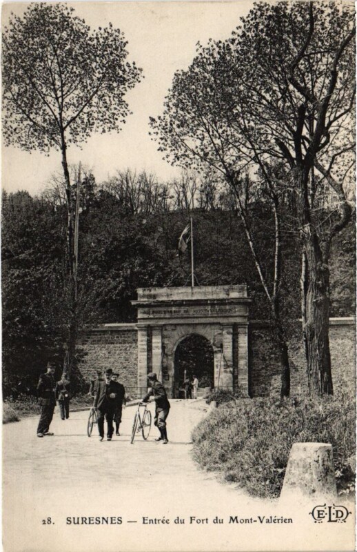 Carte postale ancienne Suresnes Entree du Fort du Mont Valerien à Suresnes