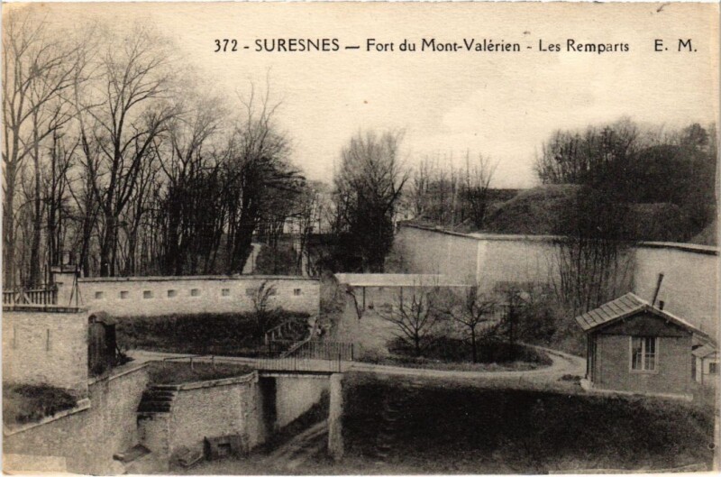 Carte postale ancienne Suresnes Fort du Mont Valerien Les Remparts à Suresnes