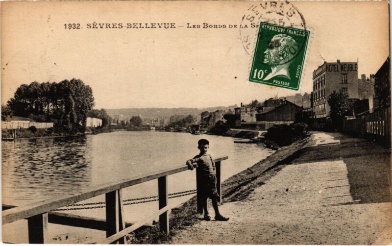 Carte postale ancienne Sevres Les Bords de la Seine
