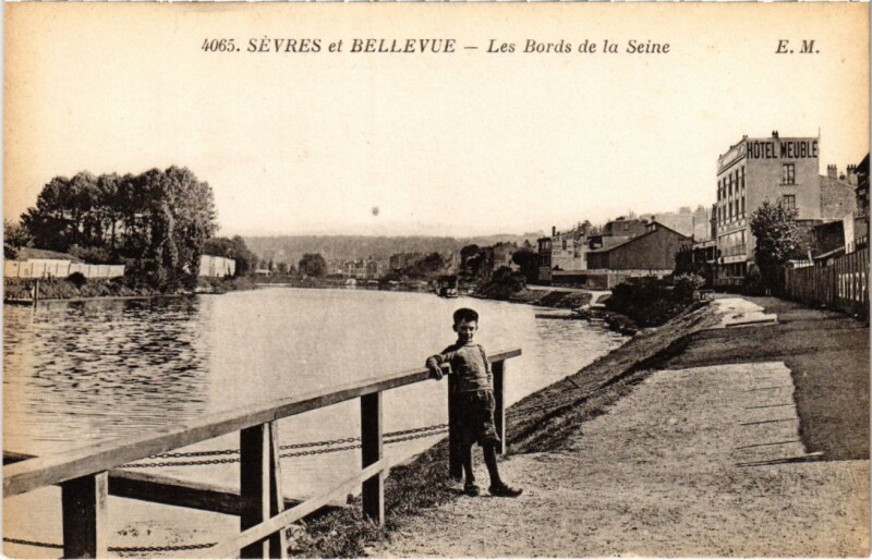 Carte postale ancienne Sevres Les Bords de la Seine