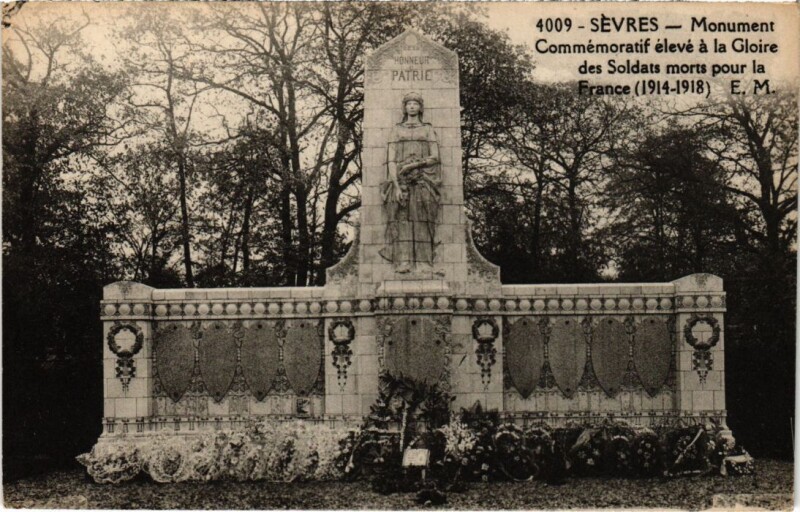 Carte postale ancienne Sevres Monument la Gloire des Soldats