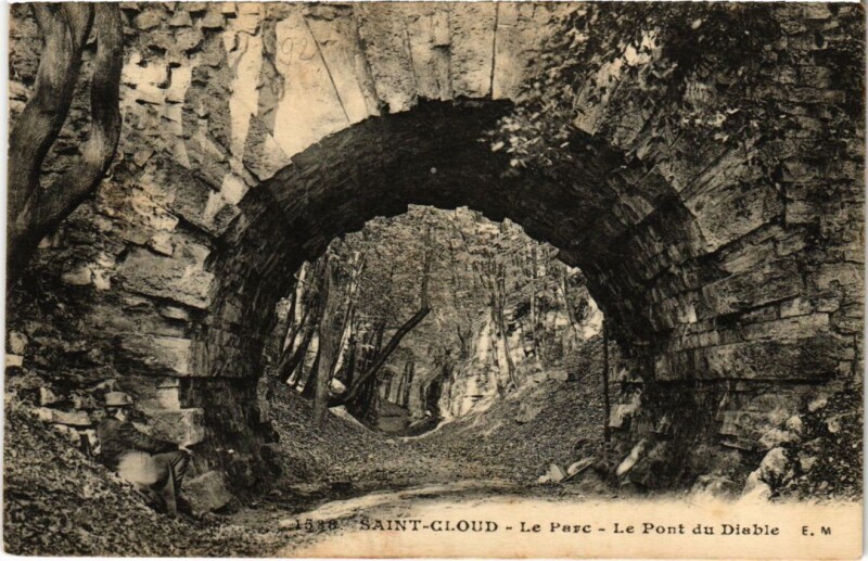 Carte postale ancienne Parc de Saint Cloud Pont du Diable à Saint-Cloud