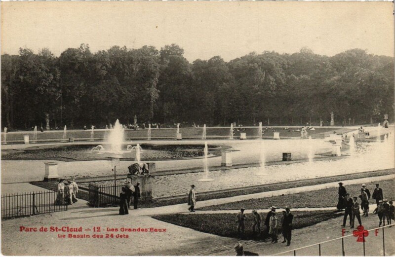 Carte postale ancienne Saint Cloud Le Bassin des 24 Jets à Saint-Cloud