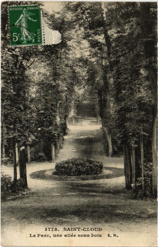 Carte postale ancienne Parc de Saint Cloud une allee sous bois à Saint-Cloud