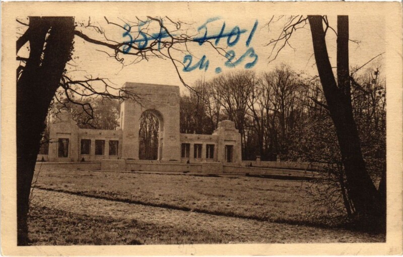 Carte postale ancienne Saint Cloud Monument de l'Escadrille La Fayette à Saint-Cloud