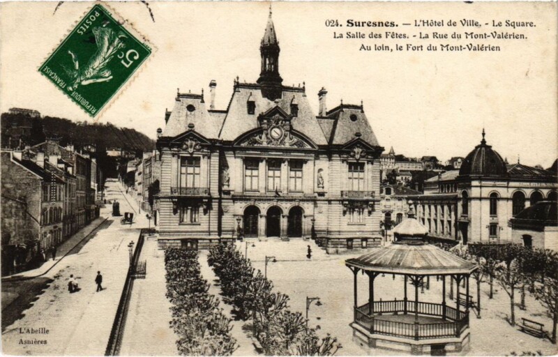 Carte postale ancienne L'Hôtel de Ville - Le Square - La Salle des Fêtes - La Rue du Mont-Valérien - Au loin, le fort du Mont-Valérien à Suresnes