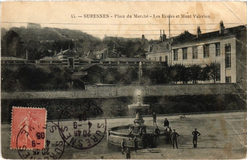 Carte postale ancienne Suresnes Place du Marche Les Ecoles et Mont Valerien à Suresnes
