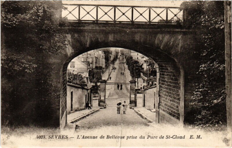 Carte postale ancienne Sevres Avenue de Bellevue