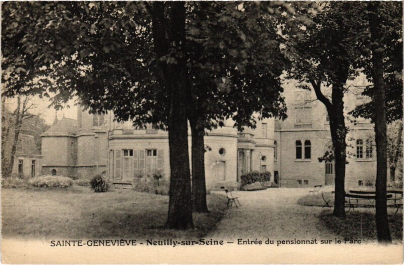 Carte postale ancienne Neuilly Entree du pensionnat sur le Parc