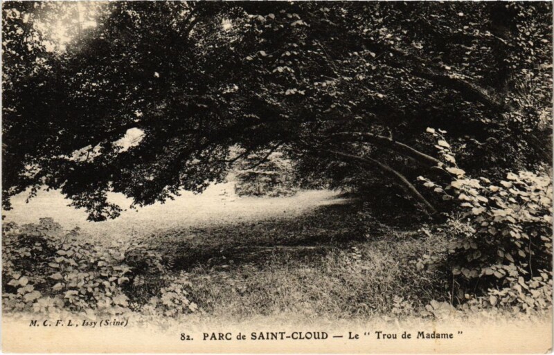 Carte postale ancienne Parc de Saint Cloud Le Trou de Madame à Saint-Cloud