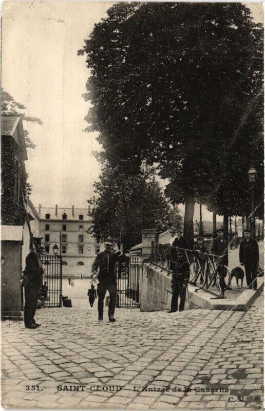 Carte postale ancienne Saint Cloud Entree de la Caserne à Saint-Cloud