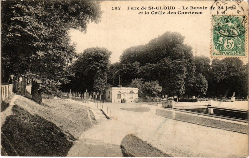 Carte postale ancienne Parc de Saint Cloud Le Bassin de 24 jets à Saint-Cloud
