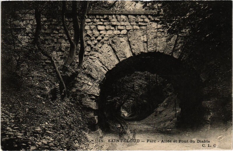 Carte postale ancienne Parc de Saint Cloud Allee et Pont du Diable à Saint-Cloud
