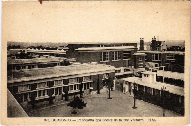 Carte postale ancienne Suresnes panorama des Ecoles de la rue Voltaire à Suresnes