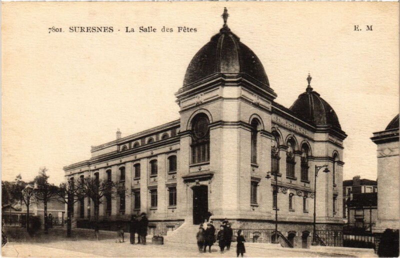Carte postale ancienne Suresnes La Salle des Fetes à Suresnes