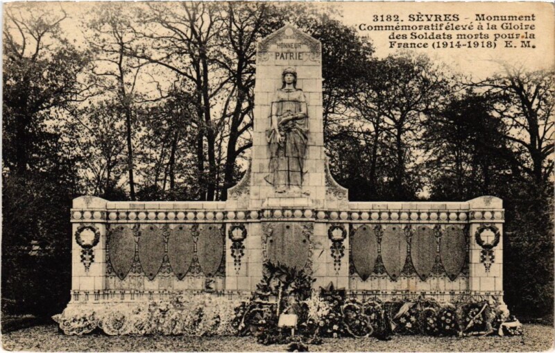 Carte postale ancienne Sevres Monument la Gloire des Soldats