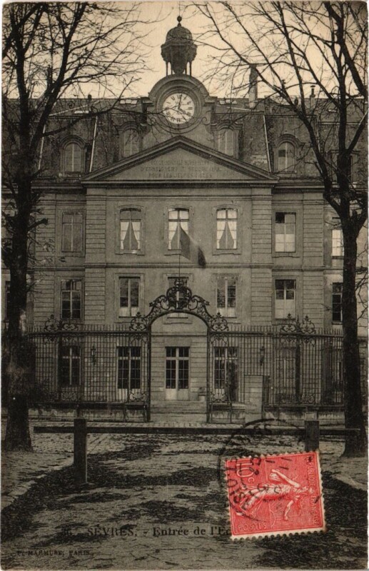 Carte postale ancienne Sevres Entree de l'Ecole