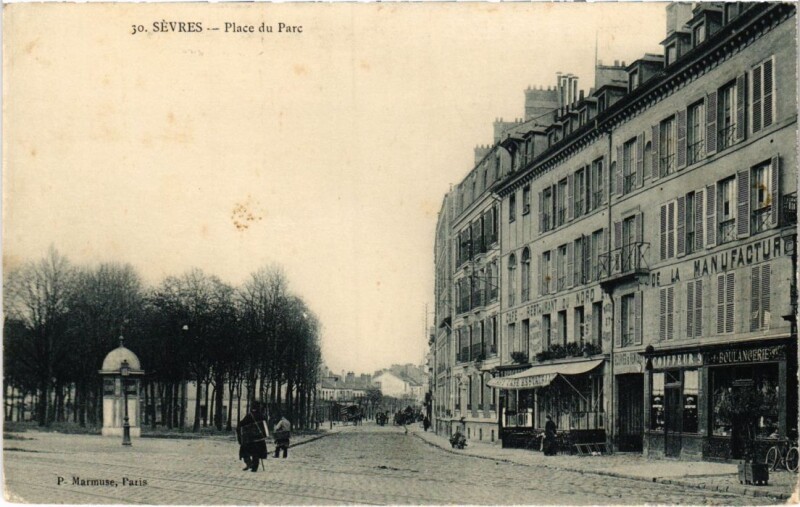 Carte postale ancienne Sevres Place du Parc