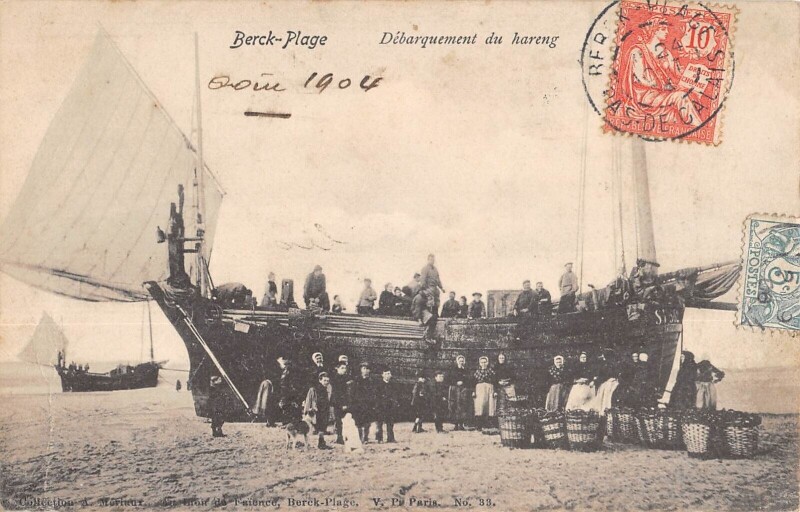 Carte postale ancienne Berck Plage Debarquement Du Hareng à Berck