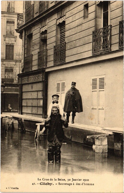 Carte postale ancienne La Crue de la Seine - Sauvetage à dos d'homme à Clichy