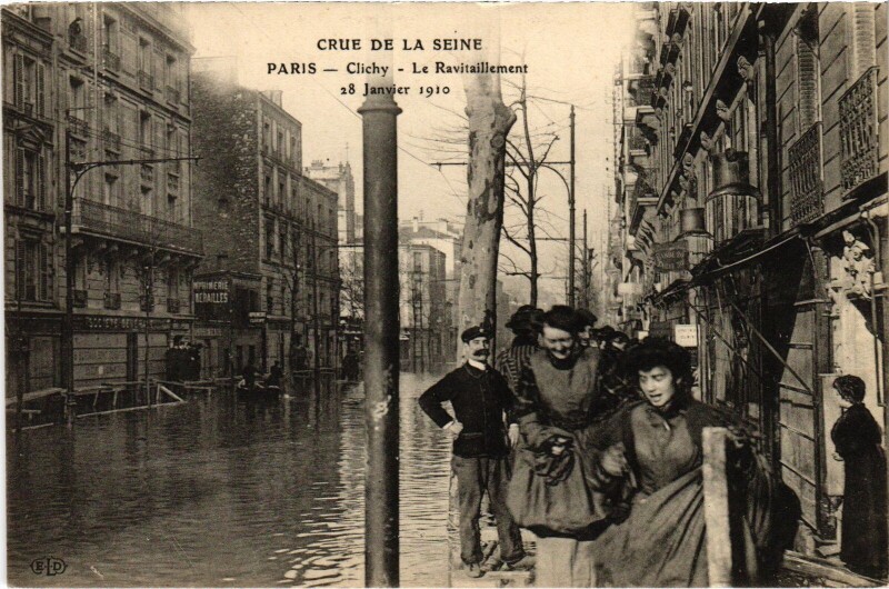 Carte postale ancienne Crue de la Seine - Le Ravitaillement à Clichy