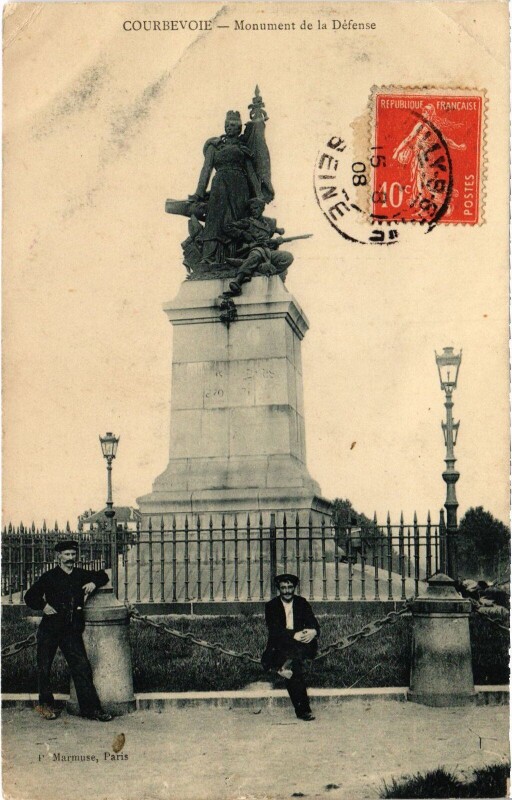Carte postale ancienne Courbevoie Monument de la Defense à Courbevoie