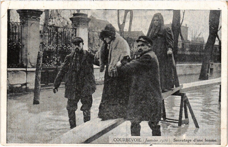 Carte postale ancienne Courbevoie Sauvetage d'une femme à Courbevoie
