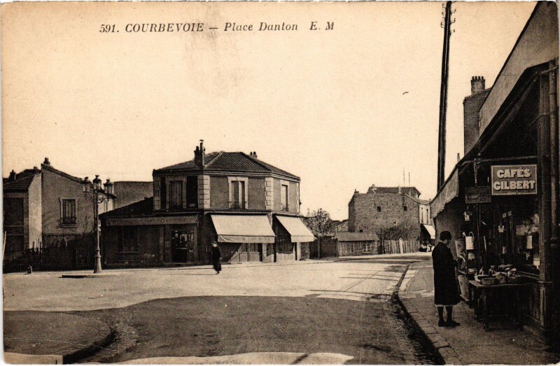 Carte postale ancienne Courbevoie Place Danton à Courbevoie