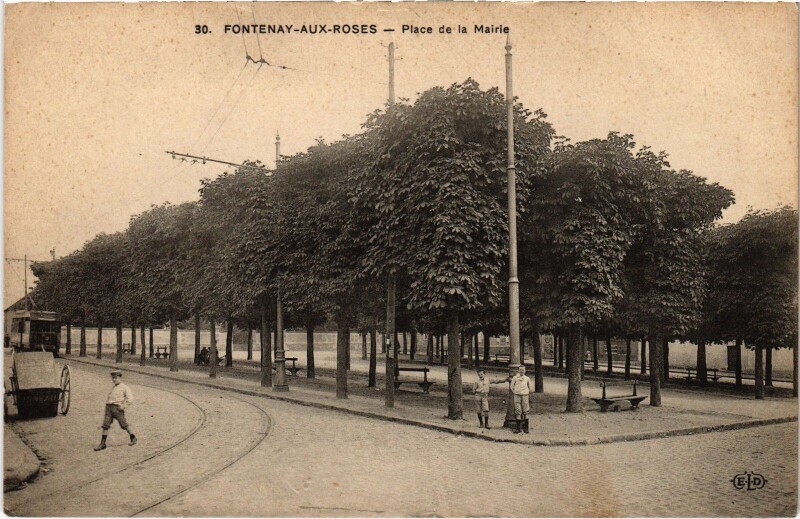 Carte postale ancienne Fontenay aux Roses Place de la Mairie à Fontenay-aux-Roses