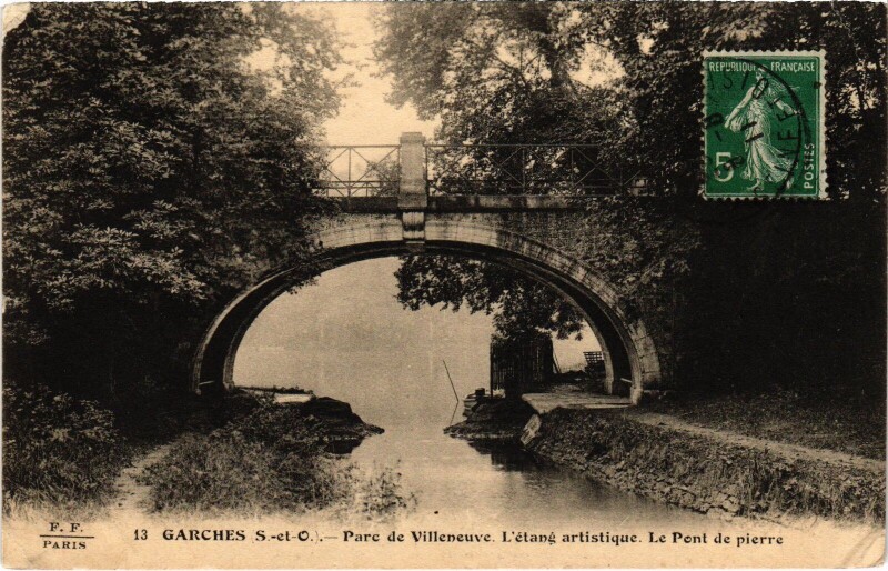 Carte postale ancienne Garches Parc de Villeneuve Le Pont à Garches