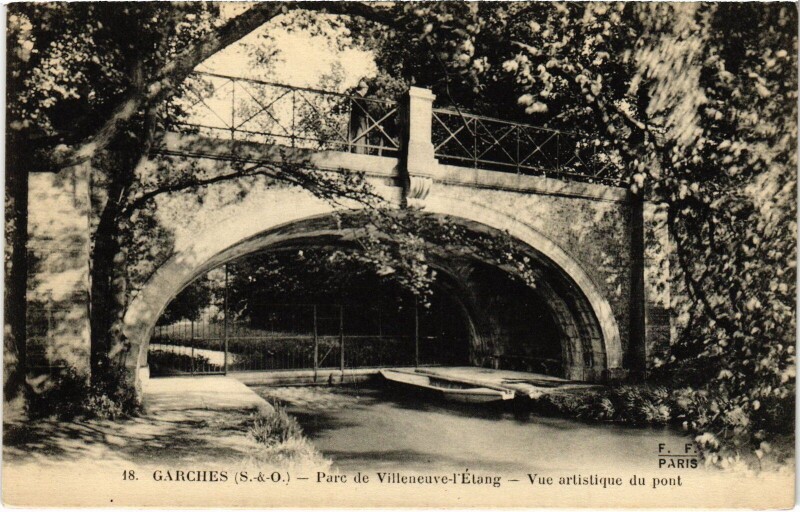 Carte postale ancienne Garches Parc de Villeneuve Le Pont à Garches