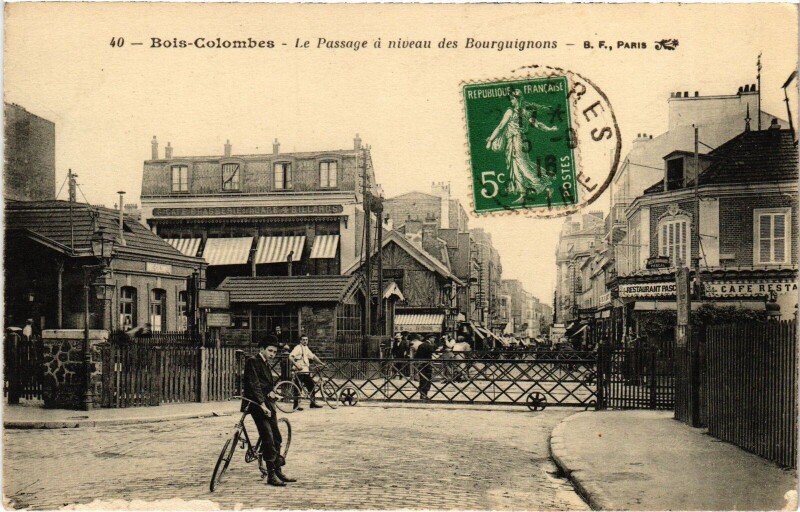 Carte postale ancienne Colombes Le Passage a niveau des Bourguignons à Colombes