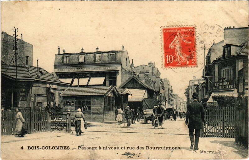 Carte postale ancienne Colombes Le Passage a niveau des Bourguignons à Colombes