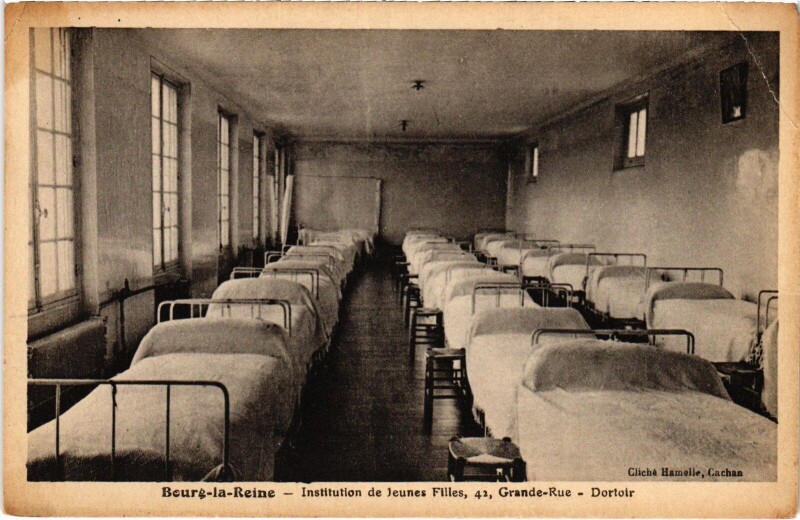 Carte postale ancienne Bourg la Reine Institution de Jeunes Filles Dortoir à Bourg-la-Reine