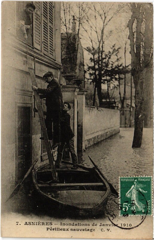 Carte postale ancienne Asnieres Inondation Perilleux sauvetage