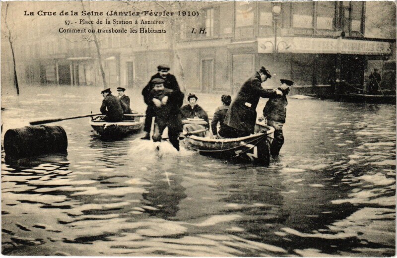 Carte postale ancienne La Crue de la Seine (anvier-Février) 1910) - Place de la Station d'Asnières - Comment on transporte les habitants à Asnières-sur-Seine