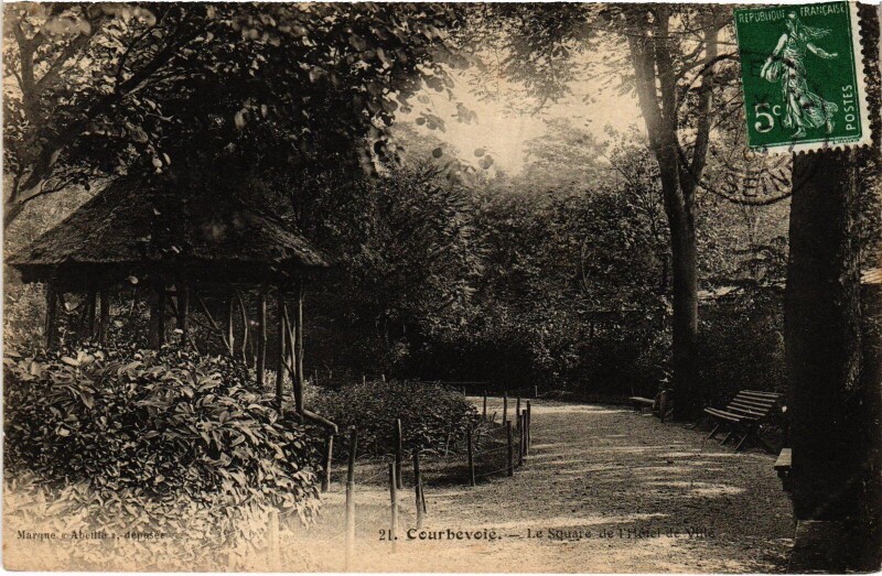 Carte postale ancienne Courbevoie Le Square de l'Hotel de Ville à Courbevoie