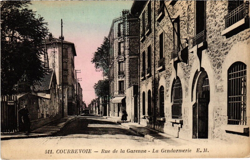 Carte postale ancienne Courbevoie Rue de la Garenne La Gandarmerie à Courbevoie