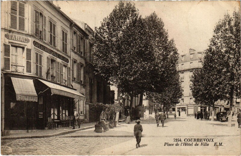 Carte postale ancienne Courbevoie Place de l'Hotel de Ville à Courbevoie