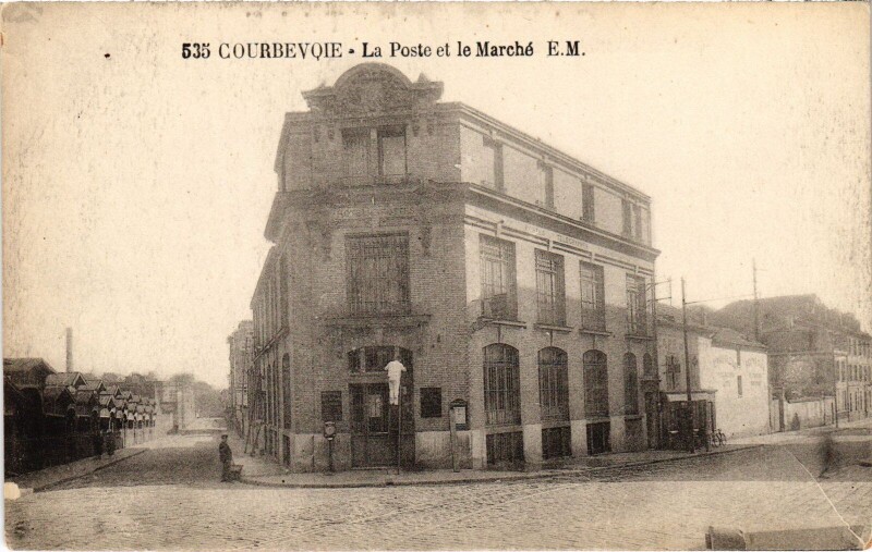 Carte postale ancienne Courbevoie La Poste et le Marche à Courbevoie