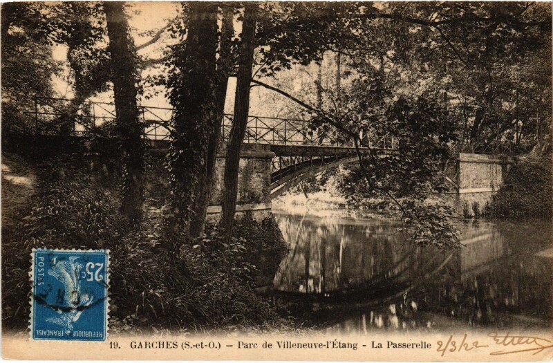 Carte postale ancienne Garches Parc de Villeneuve La Passerelle à Garches