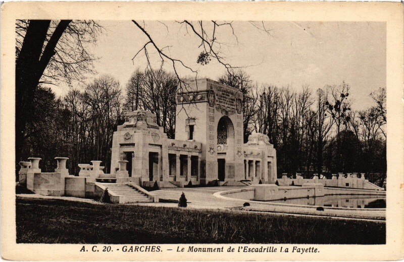 Carte postale ancienne Garches Monument de l'Escadrille La Fayette à Garches