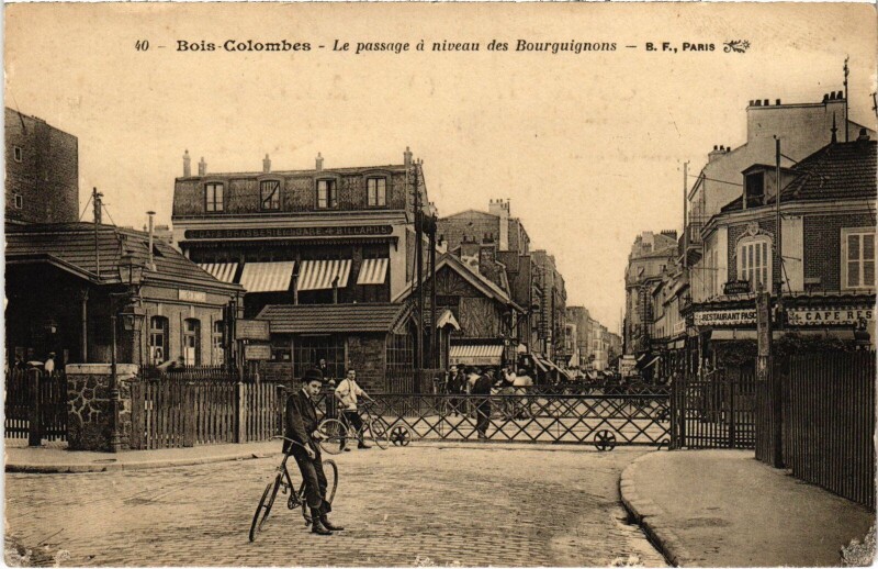 Carte postale ancienne Colombes Le Passage a niveau des Bourguignons à Colombes