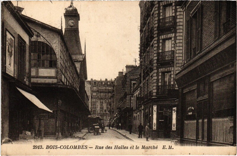 Carte postale ancienne Colombes Rue des Halles et le Marche à Colombes