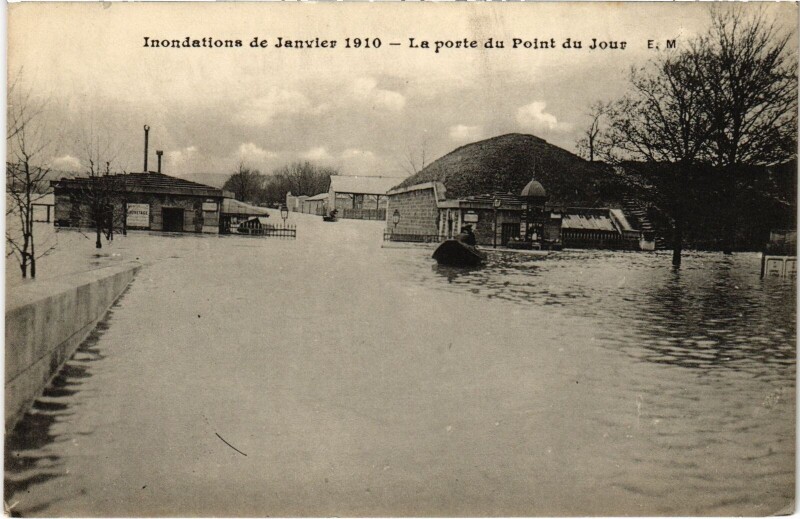Carte postale ancienne Inondations de Janvier 1910 - La porte du Point du Jour à Paris 16e